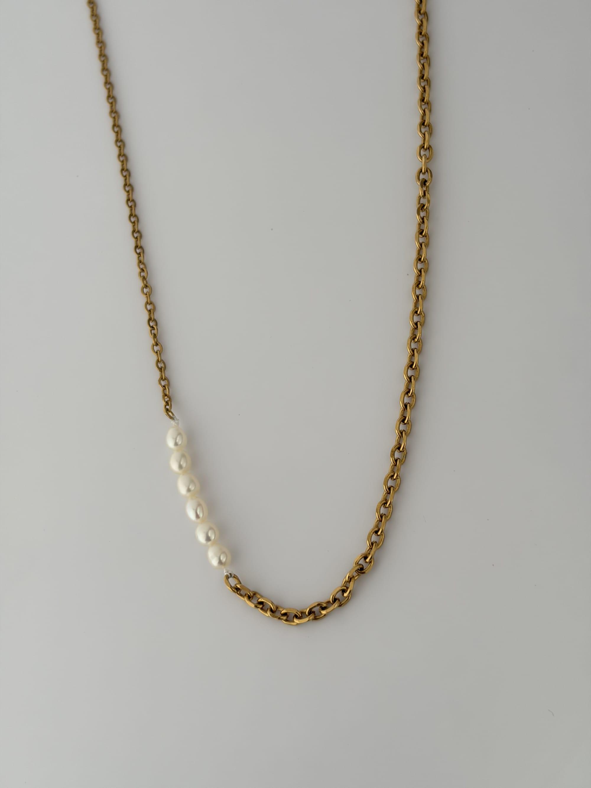 Asymmetric pearl necklace